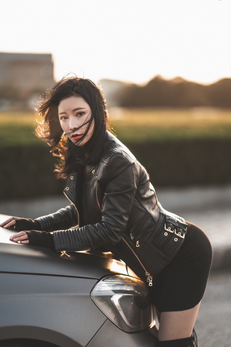 皮衣小姐姐和奔驰amg