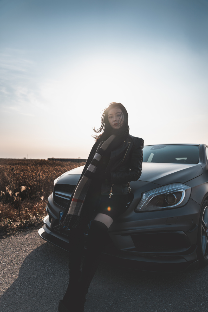 皮衣小姐姐和奔驰amg