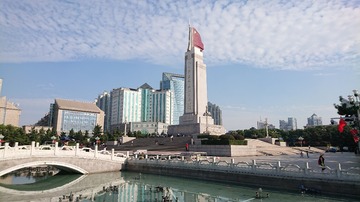 993528