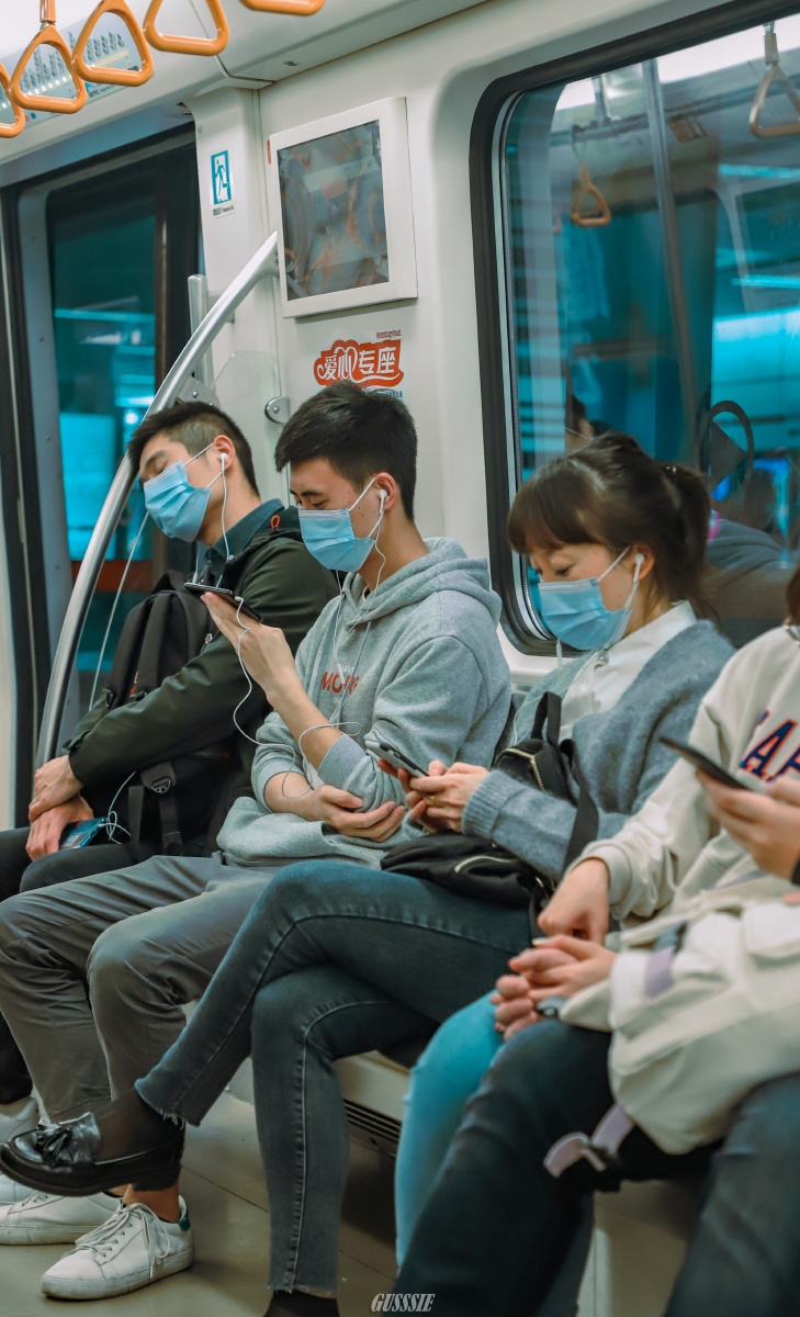 地铁上的人生百态