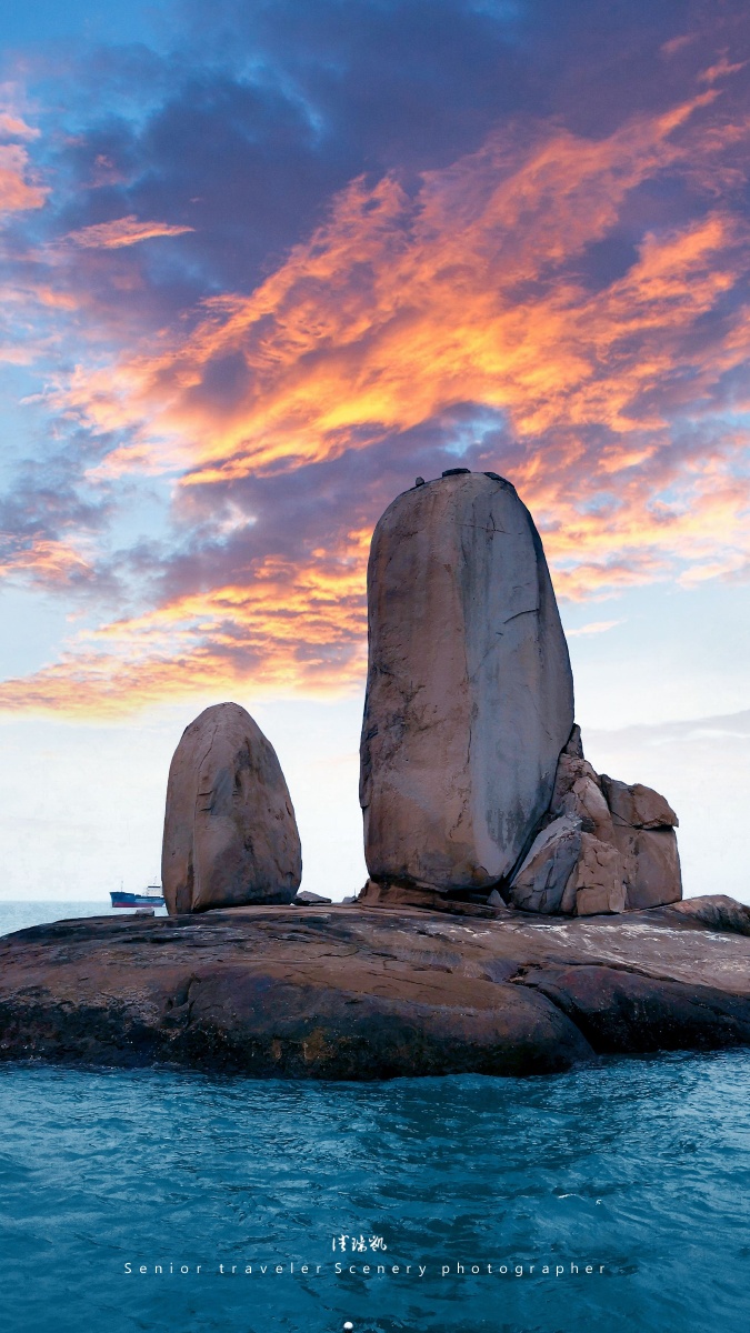 夕阳西下双帆石