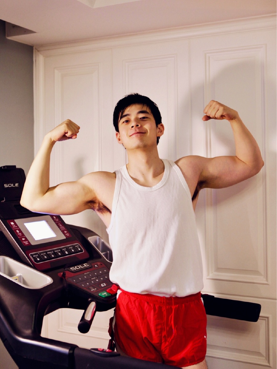 露出浓密腋毛的运动帅哥毫不在意