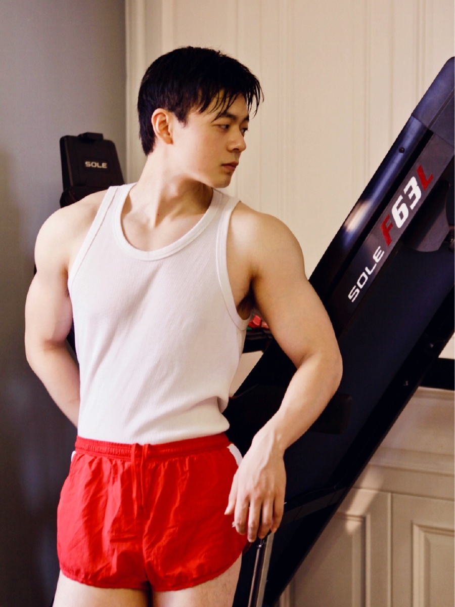 露出浓密腋毛的运动帅哥毫不在意