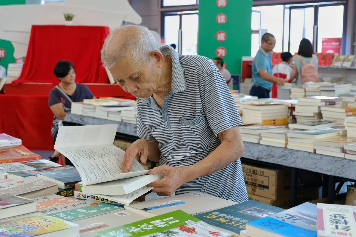 南国书香节中,正在认真阅读的老人!