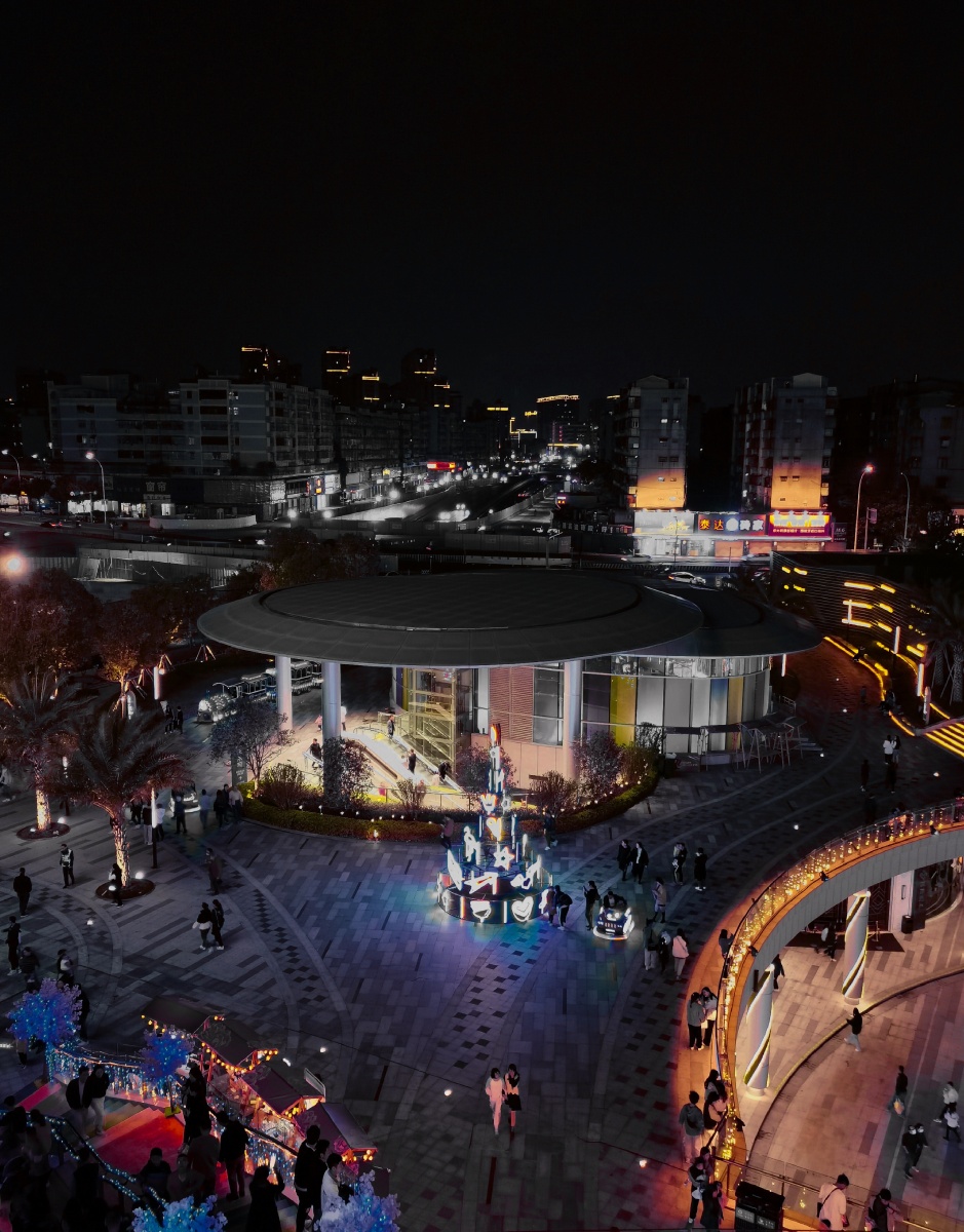 鮀城夜色东厦100成了新地标每逢周末成群结队的人们来这里休闲购物