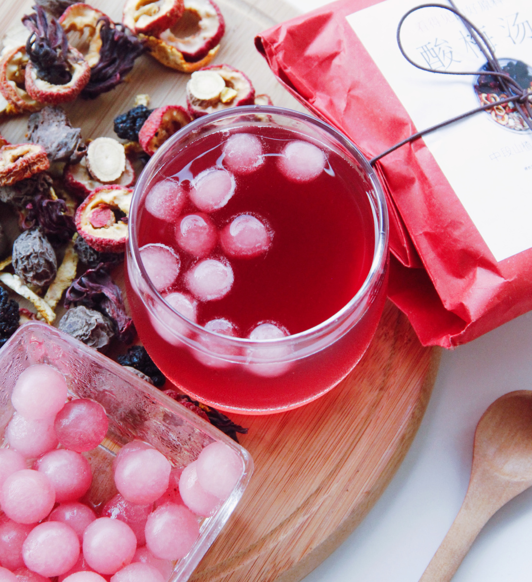 世间情动无非是盛夏白瓷酸梅汤碎冰碰壁叮当响酸梅汤