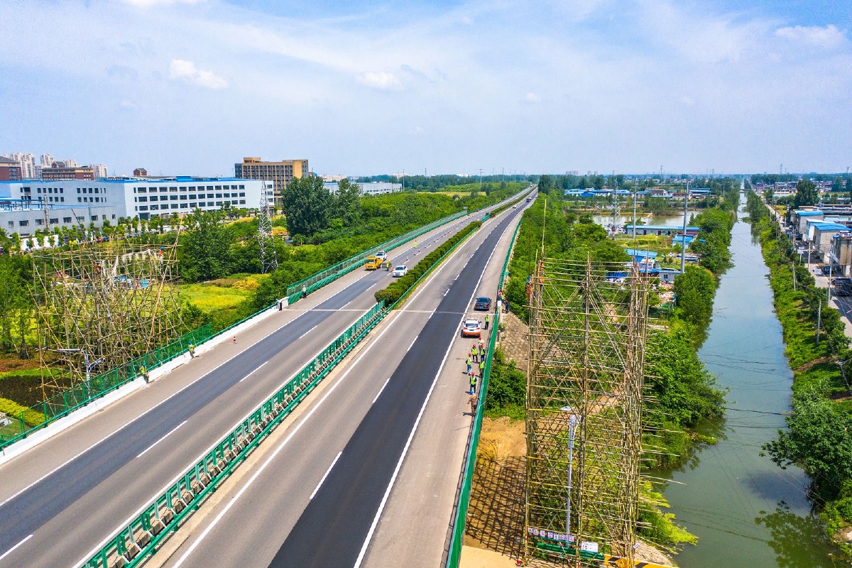 航拍跨越济广高速封网施工现场