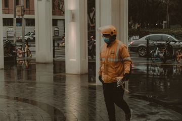 风雨之中的外卖小哥