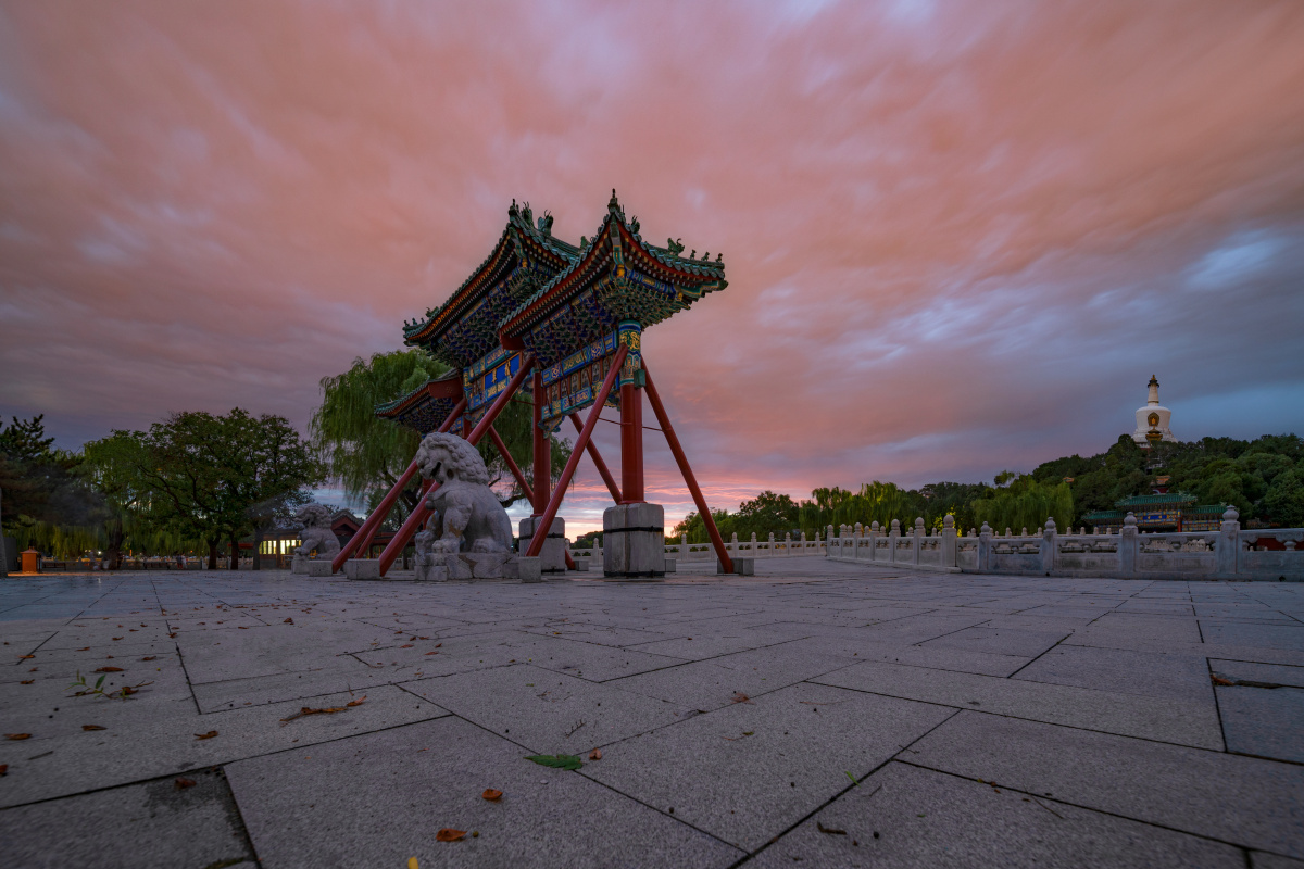 晚霞映照北海永安桥