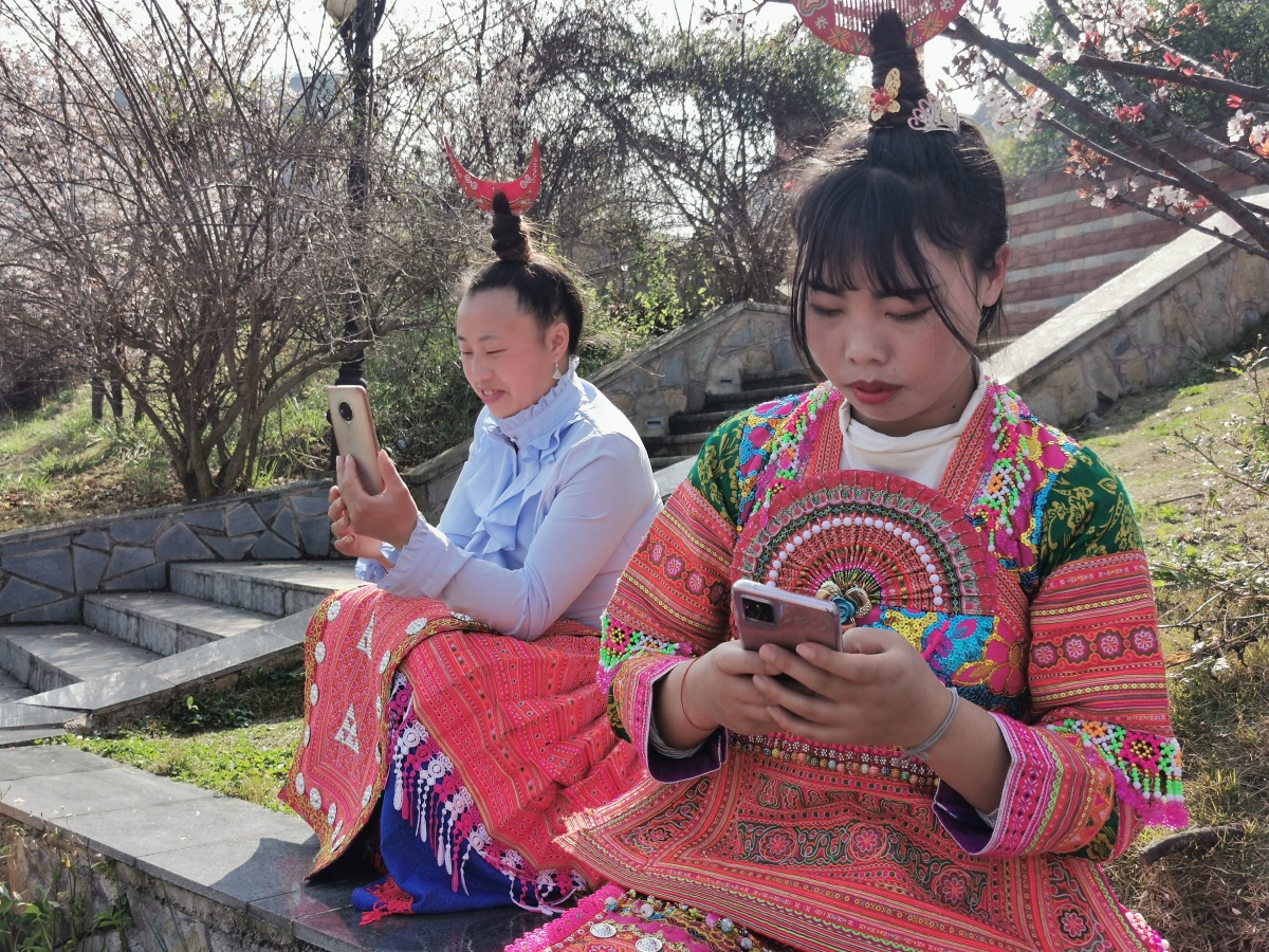 故乡蜂洞那边的歪梳苗族东湖抓拍