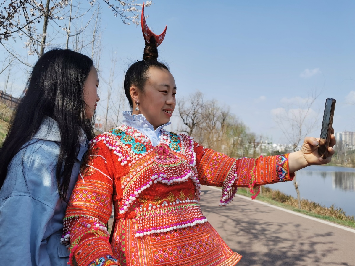 故乡蜂洞那边的歪梳苗族东湖抓拍