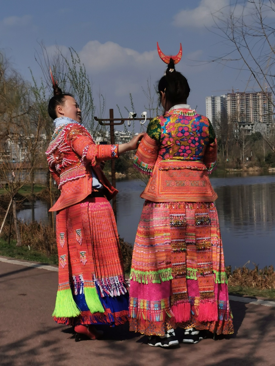 故乡蜂洞那边的歪梳苗族东湖抓拍