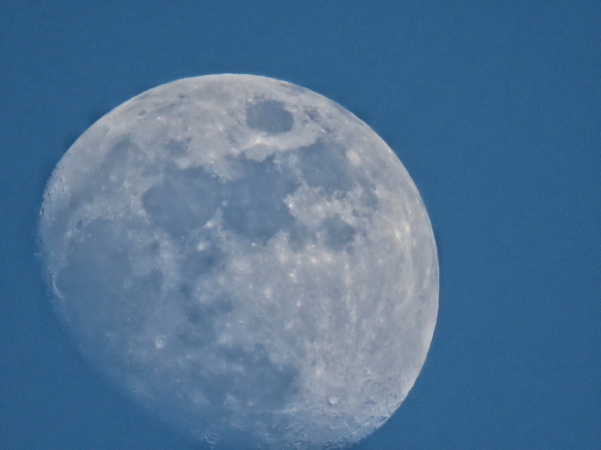2021年12月15日下午五点四十分记录下的月亮早上还阴雨下午天空有了