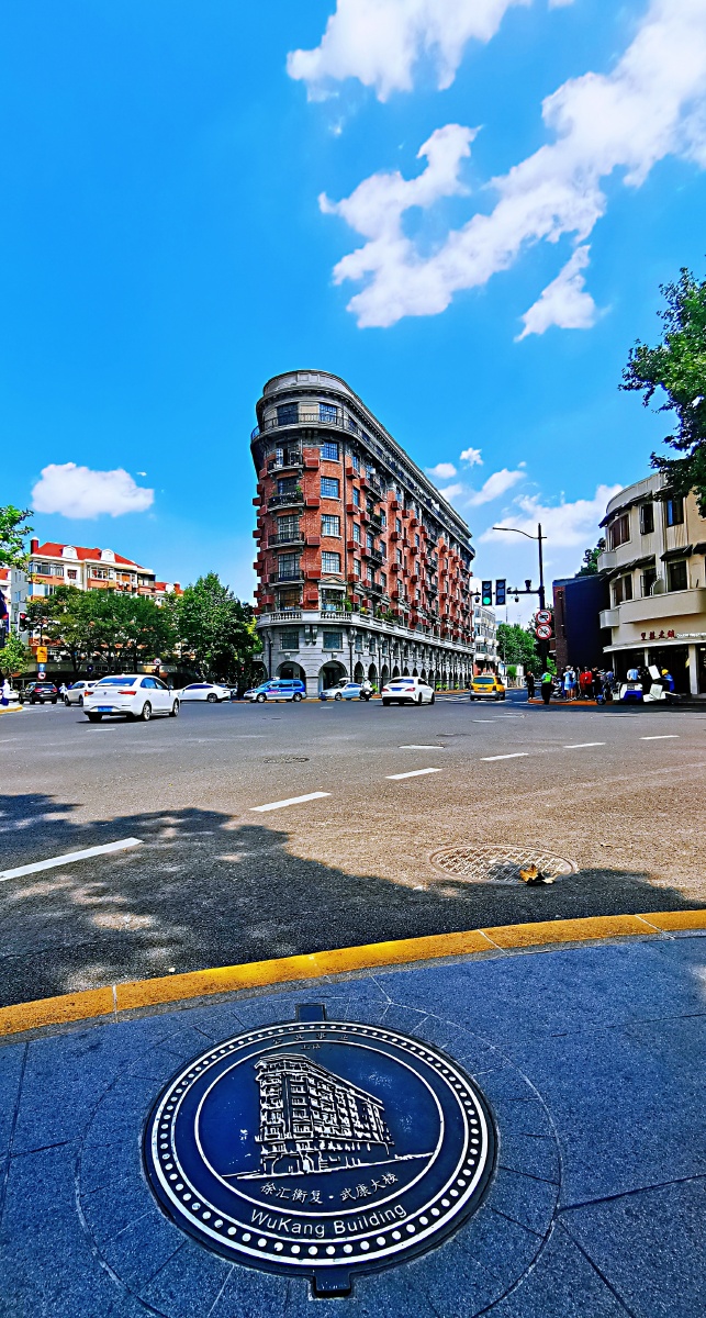 武康大楼位于上海市徐汇区武康路,兴国路,淮海路,天平路,余庆路口五街