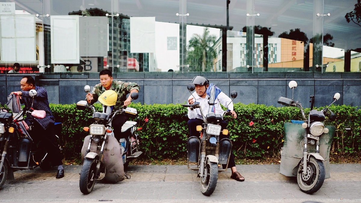 地铁口的摩的 - 摄月