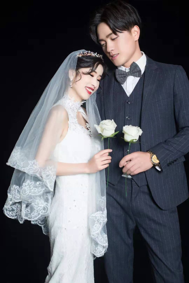 一段挚爱伴终身.两个人,两颗心.两心相偎到永久.