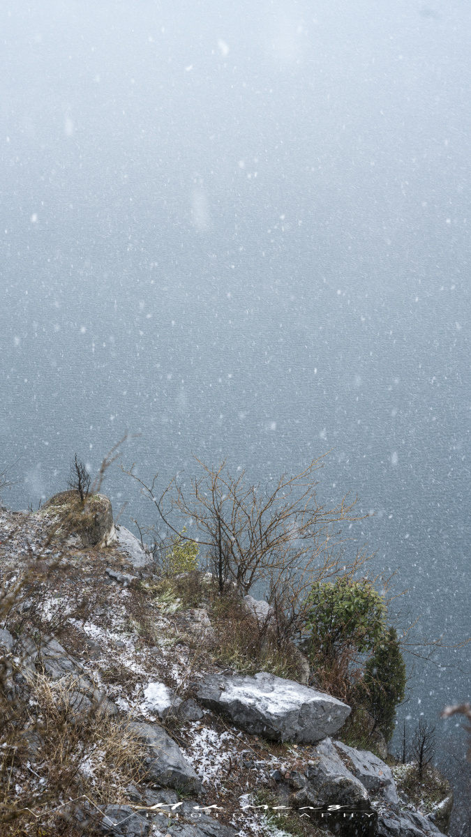 西山岛白雪飘飘摇摇落山尖