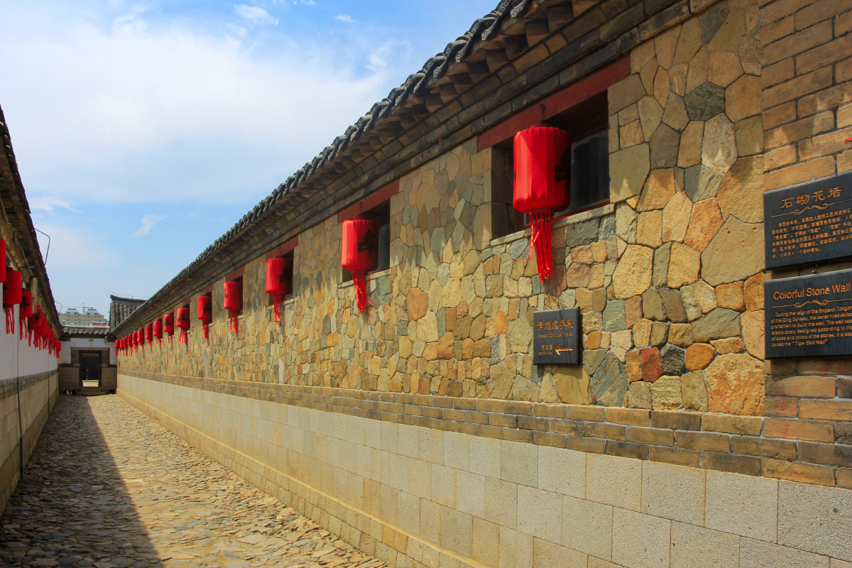 牟氏庄园的石砌花墙