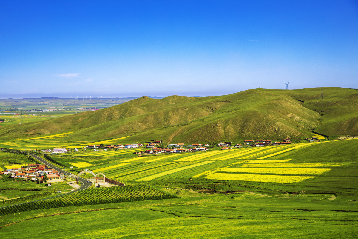 草原美丽的村落和田野
