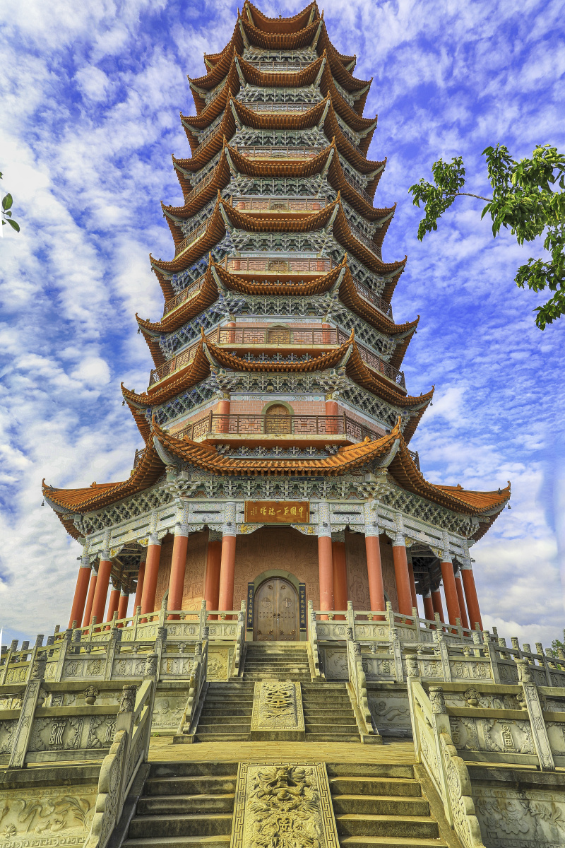 位于云南楚雄市鹿城东山之巅是中国第一座以彩画木雕石刻铜铸艺术展示