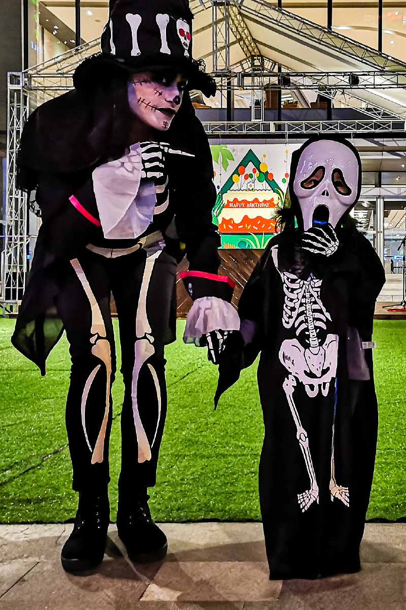 俄罗斯大鬼和本土小鬼的合影拍于上海安义路集市