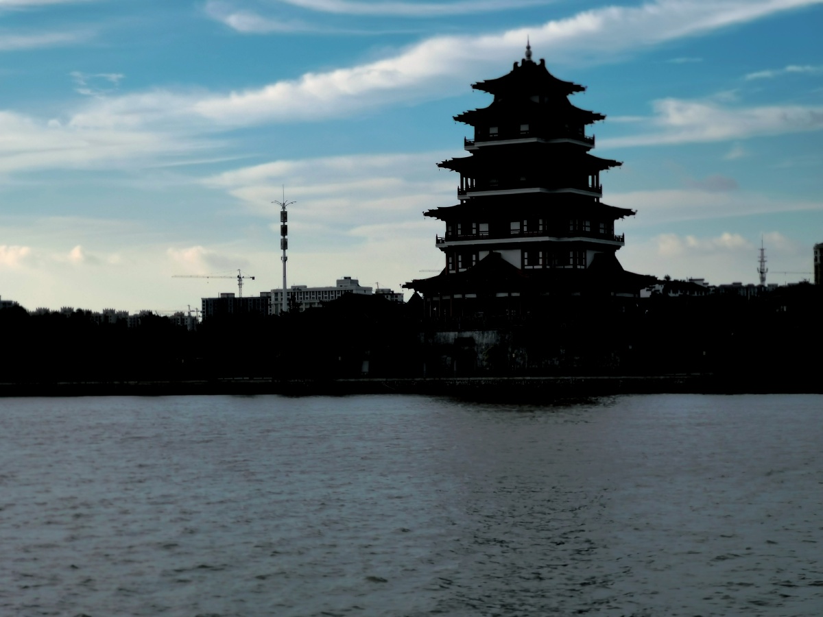 京杭运河边上泗水阁