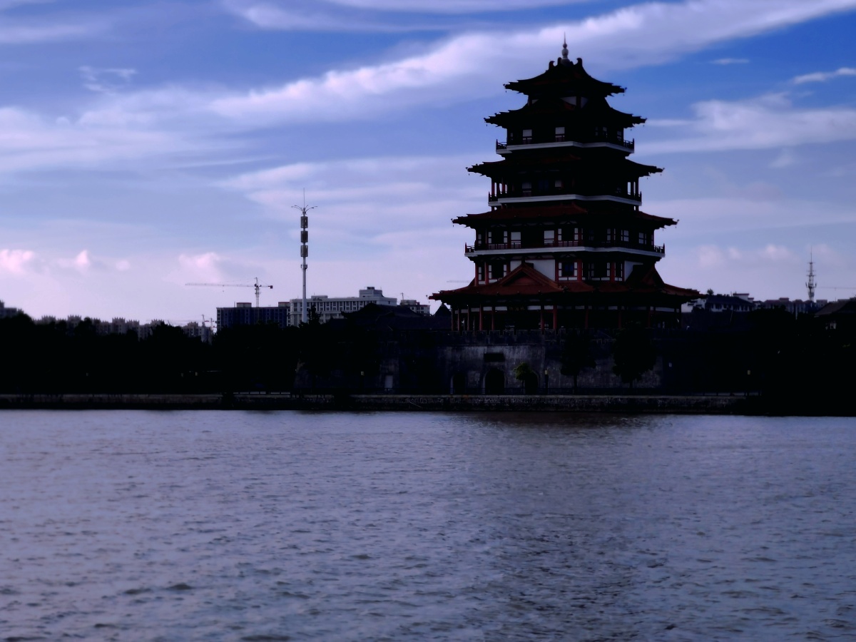 京杭运河边上泗水阁