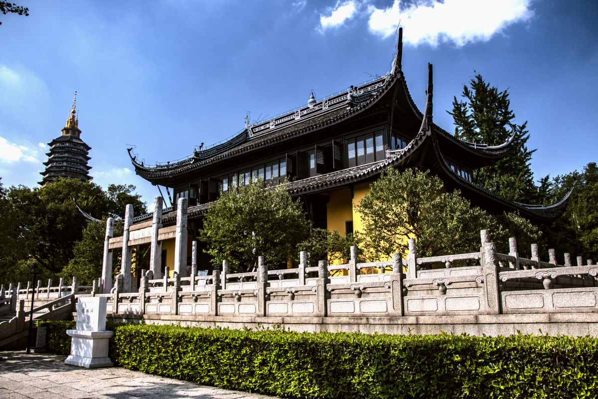 碧空下的红梅阁与天宁塔