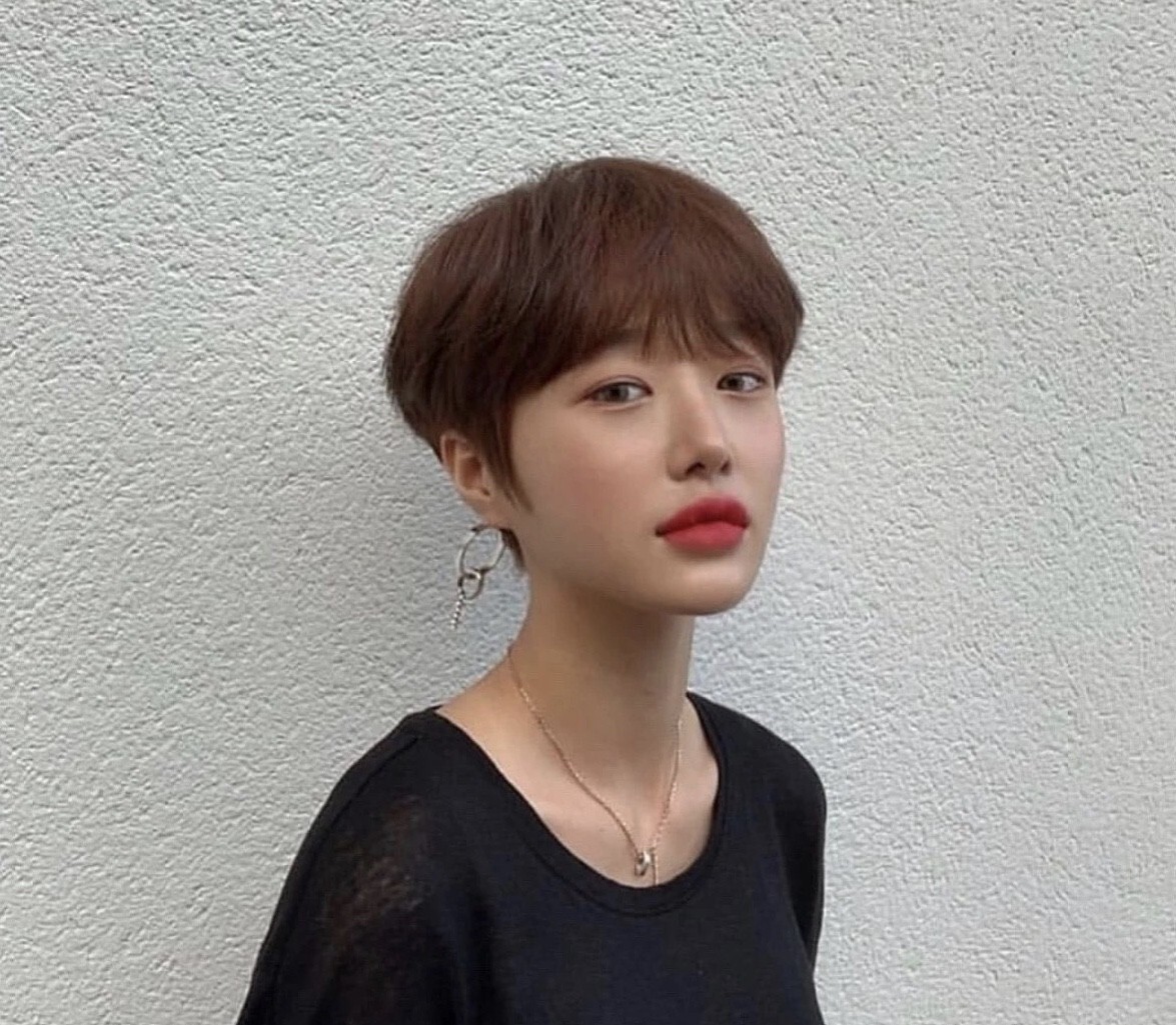 女生脸小头发少适合短发吗