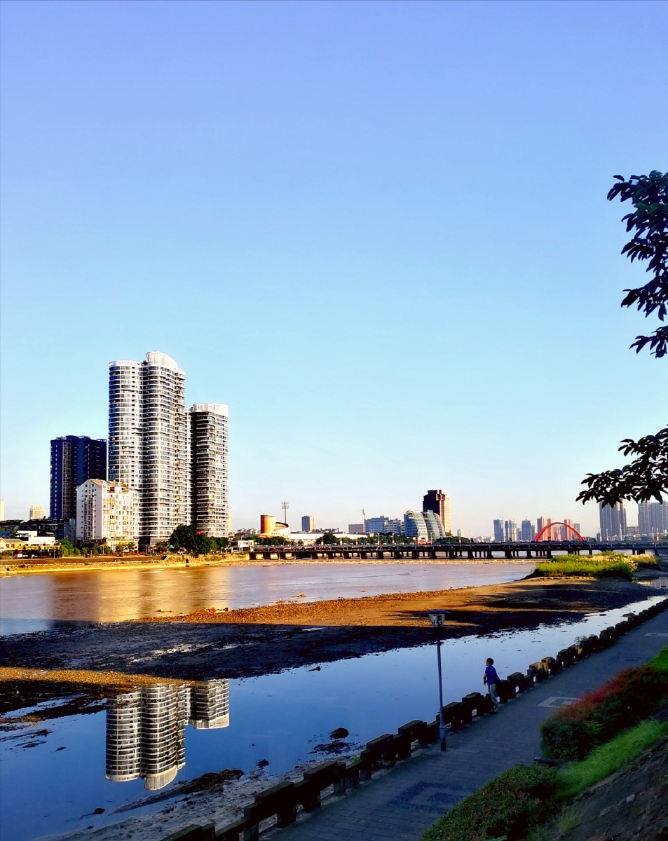 四川德阳洪水后的旌湖两岸
