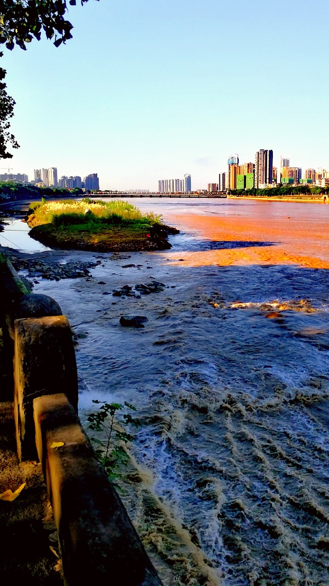 四川德阳洪水后的旌湖两岸