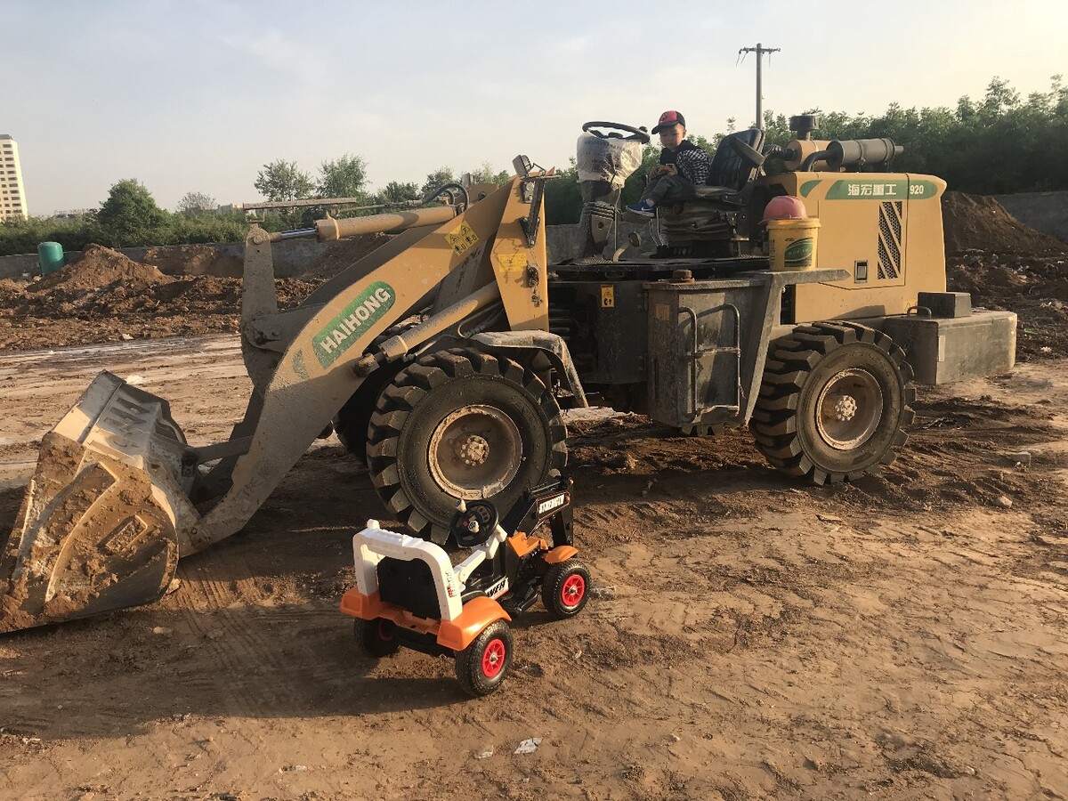 挖掘机铺碎石路面技巧,挖土机如何用水桶砸路面?