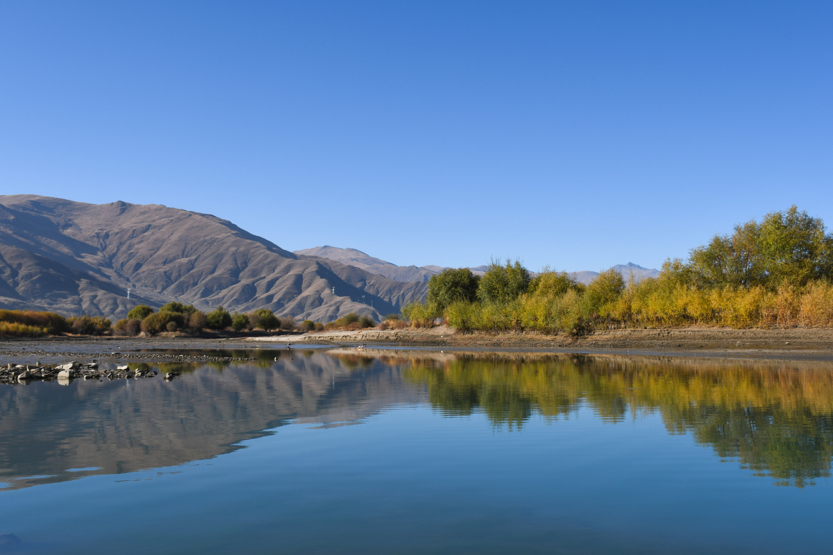 雅鲁藏布江的一处小河滩