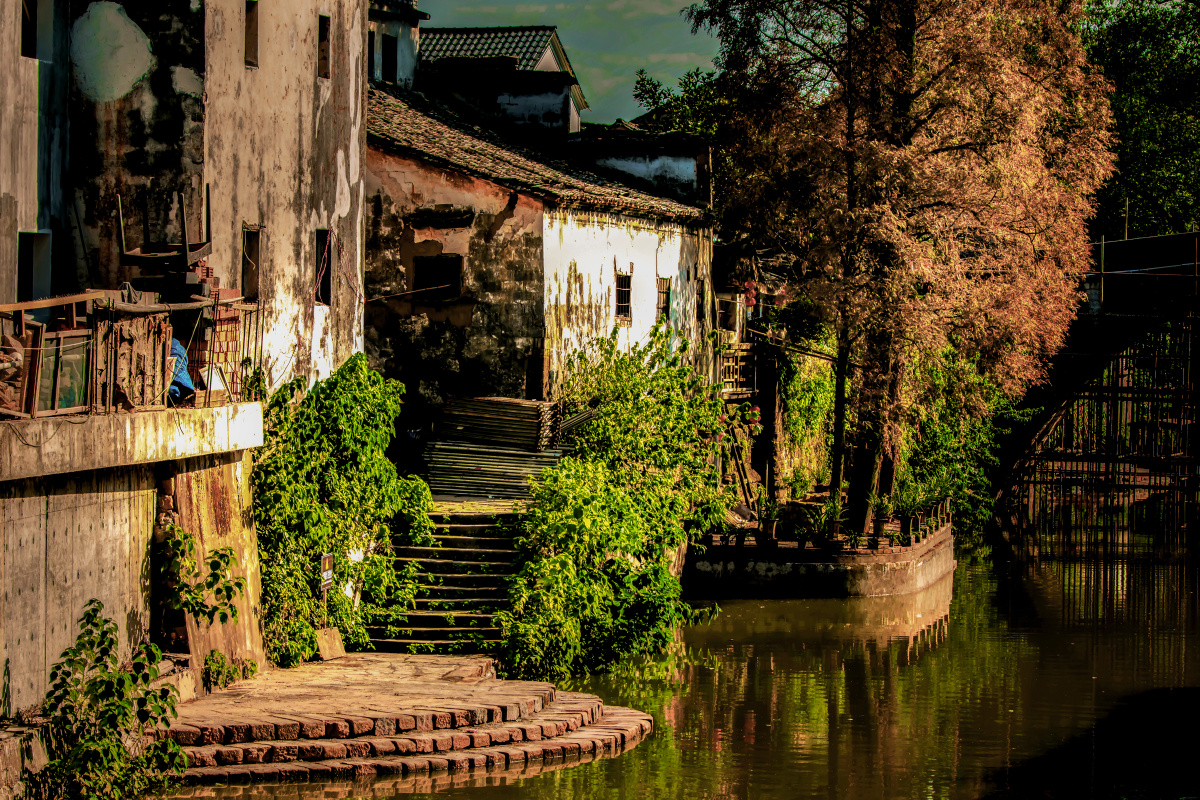 浙江金华兰溪游埠镇乃我国著名摄影大师郎士宁的故乡和出生地.