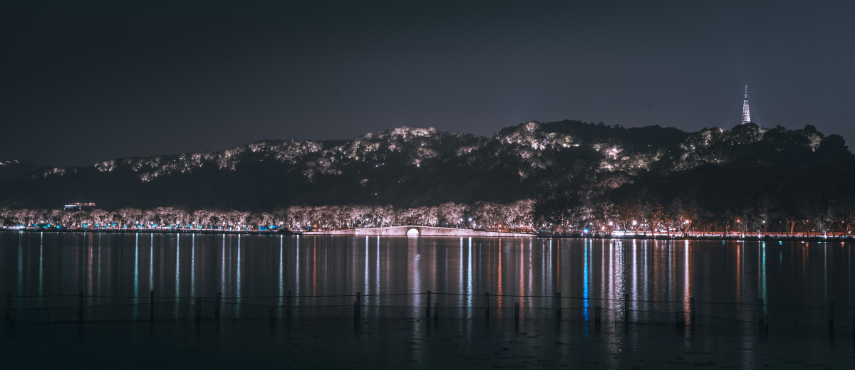 夜色中的杭州宝石山