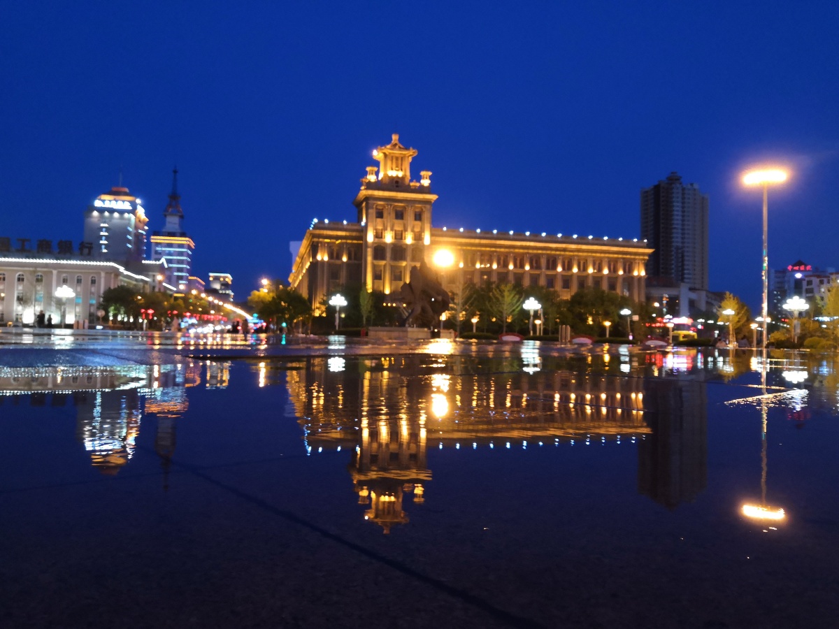 鞍山胜利广场音乐喷泉后之景