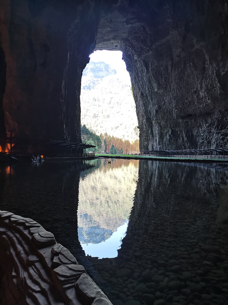 腾龙洞洞口景色迷人