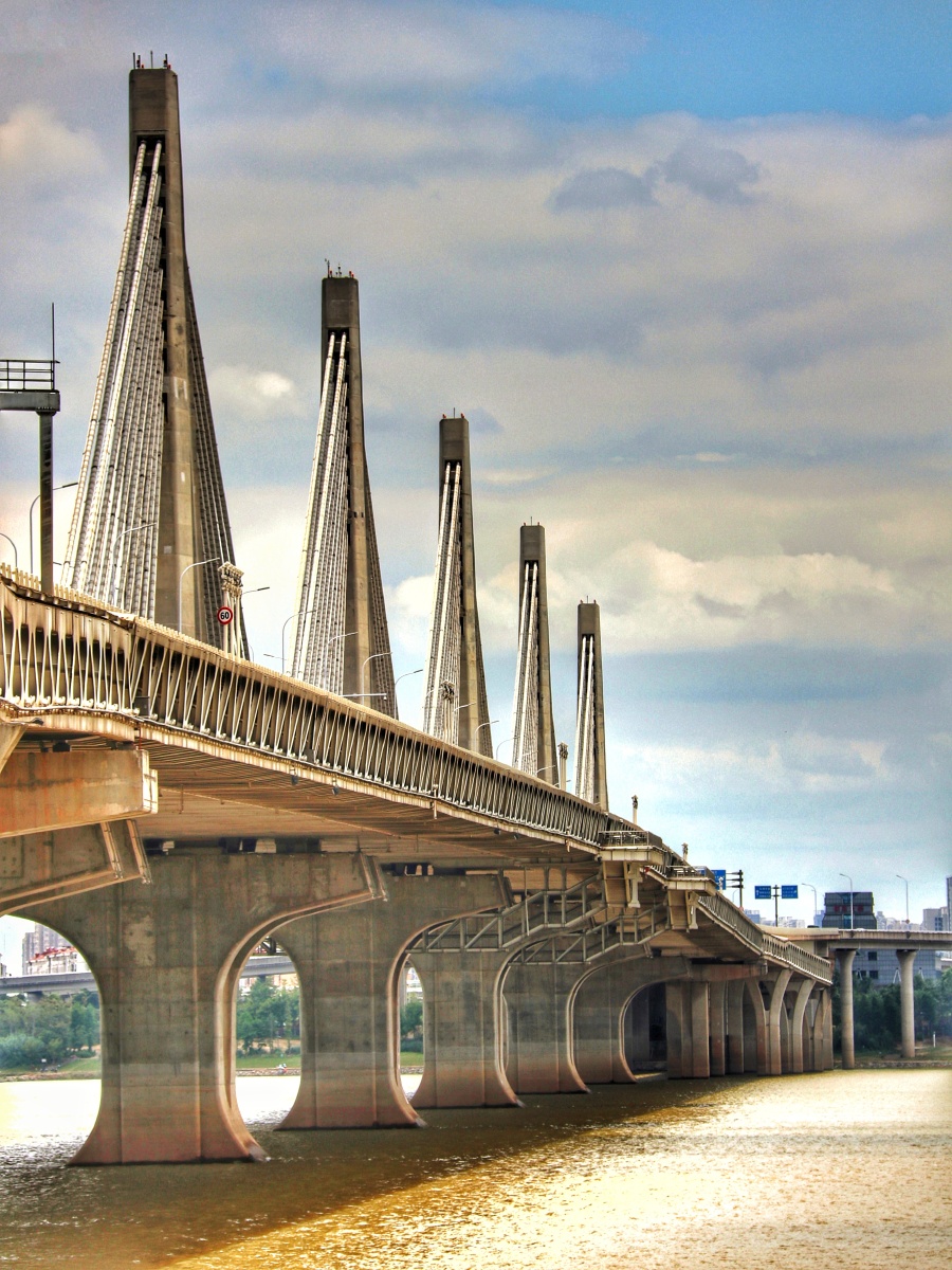 南昌朝阳大桥朝阳大桥全长约3.6公里,桥面宽33.5米至40.