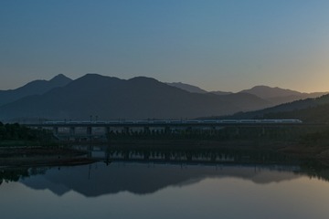 910519