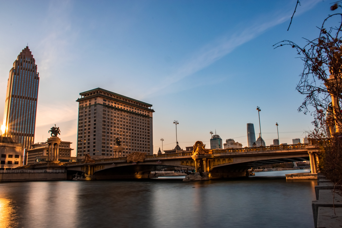 跨于海河之上的欧式桥梁大光明桥