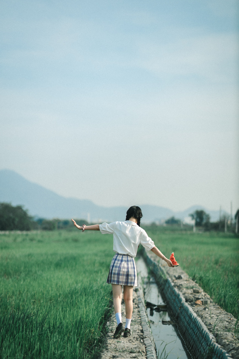 西瓜味的夏天一起约上喜欢的女孩子去户外吃西瓜吧