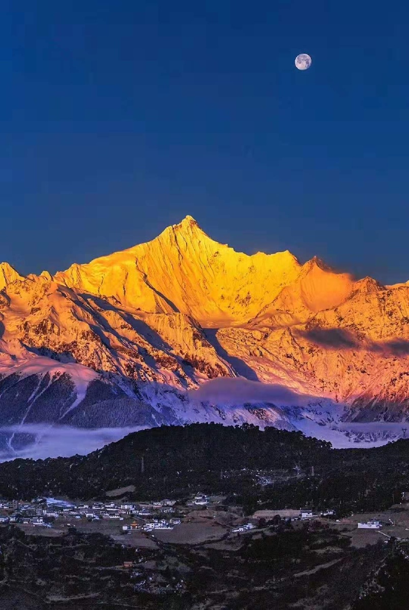 日月同辉梅里雪山