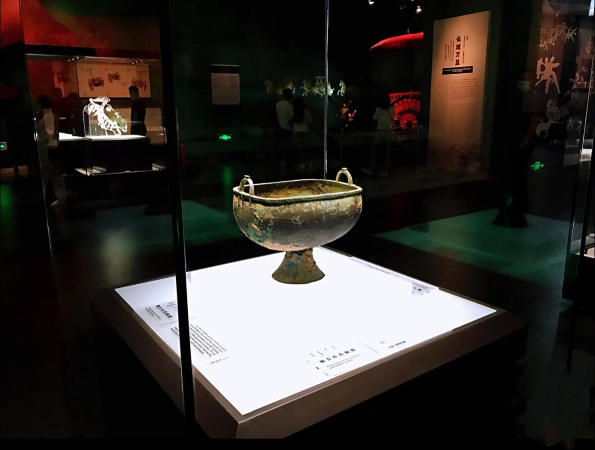 考古发现的碗是什么,从古墓里发现两个碗?考古学家:可能是古董碗