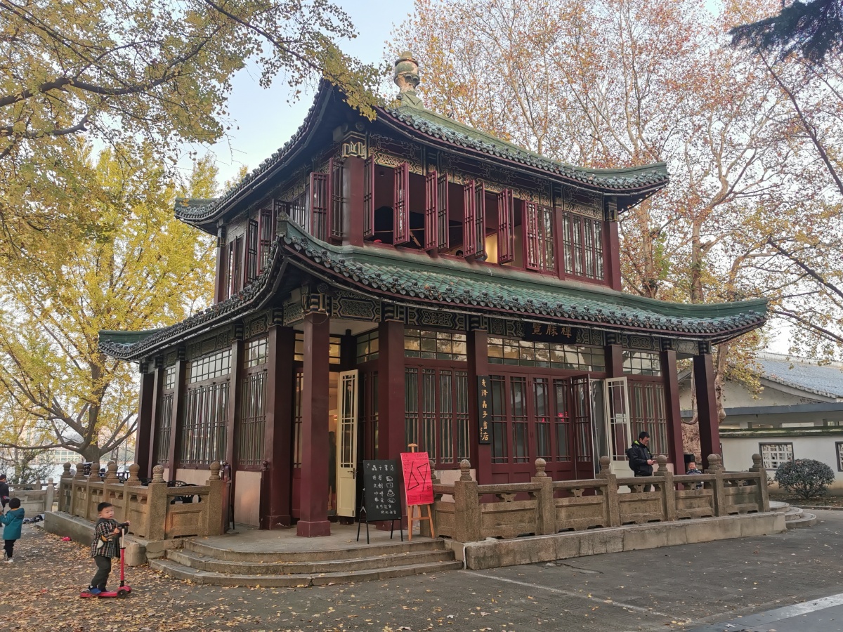南京市玄武湖公园梁州揽月楼
