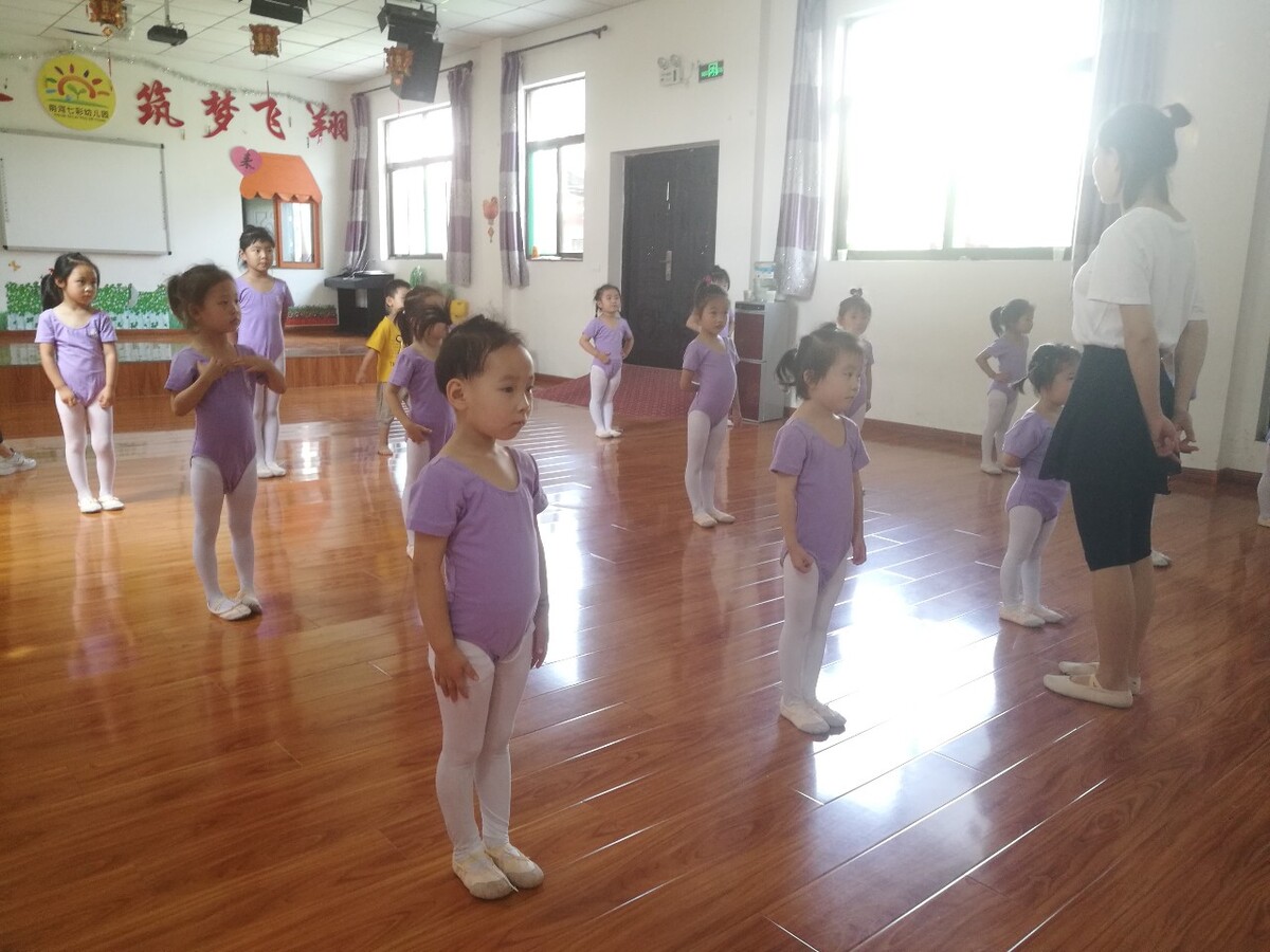 幼儿舞蹈启蒙基本功,儿童舞蹈训练有利开发儿童智力