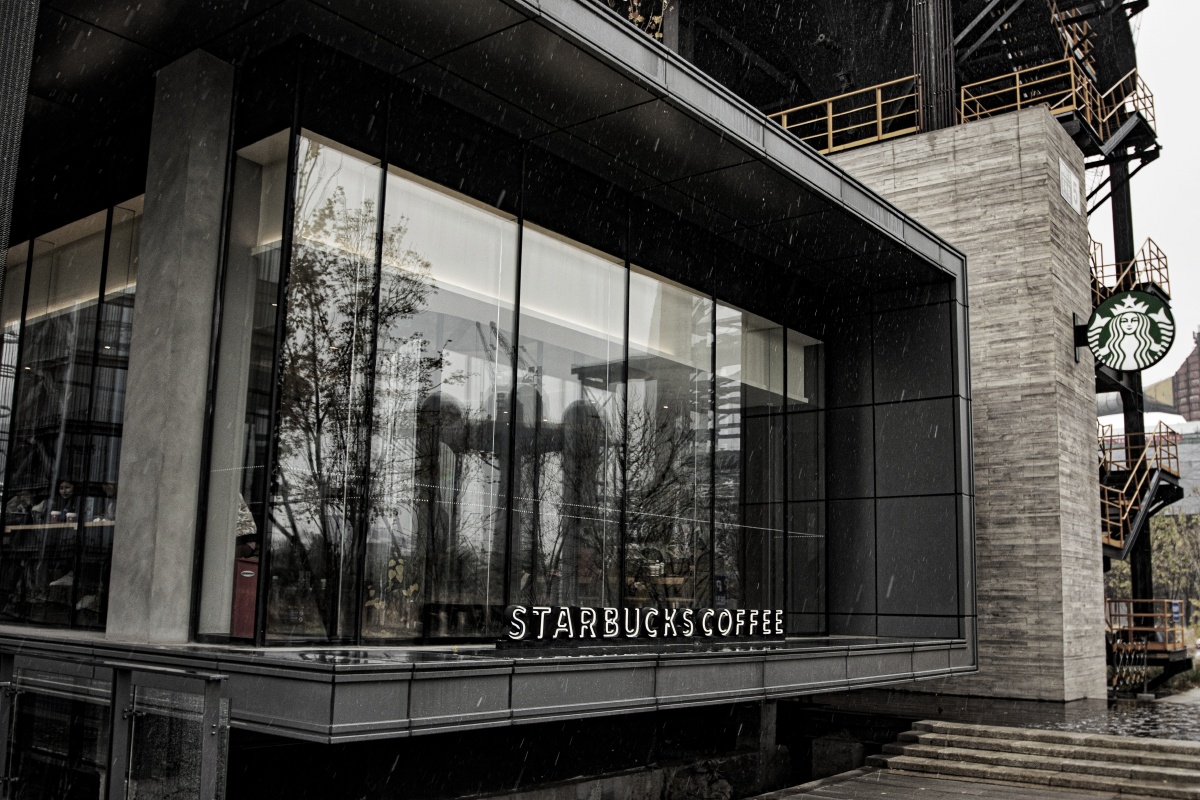 首钢园星巴克岁月褪去你的颜色你却选择重生