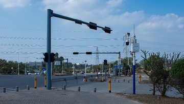 435723