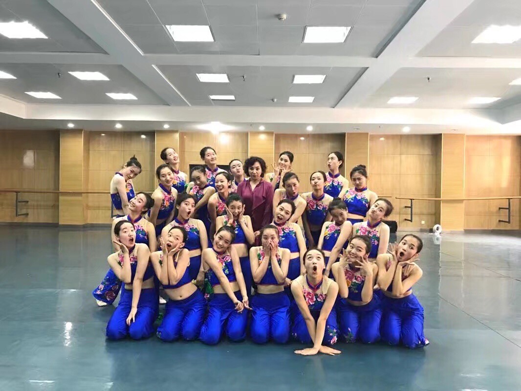 北京舞蹈学院六级压腿