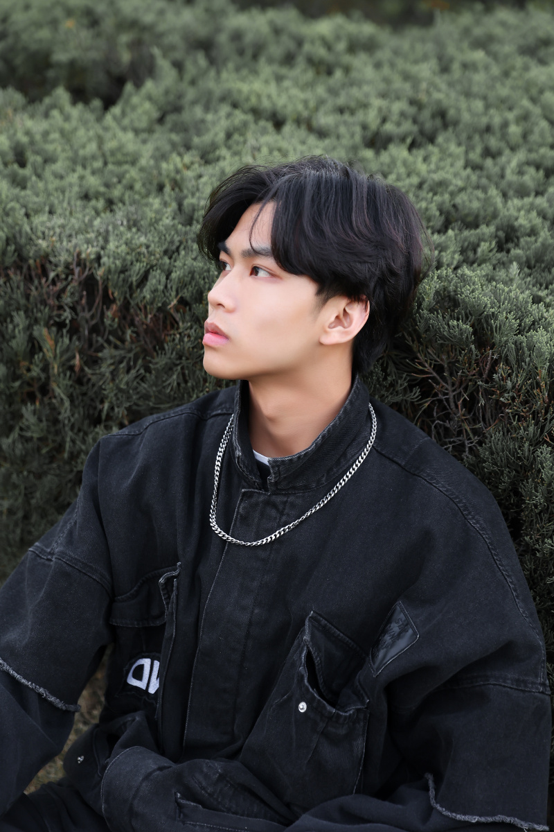 帅哥说他笑起来不好看,第一次拍照有点紧张 - 木易杨abyss