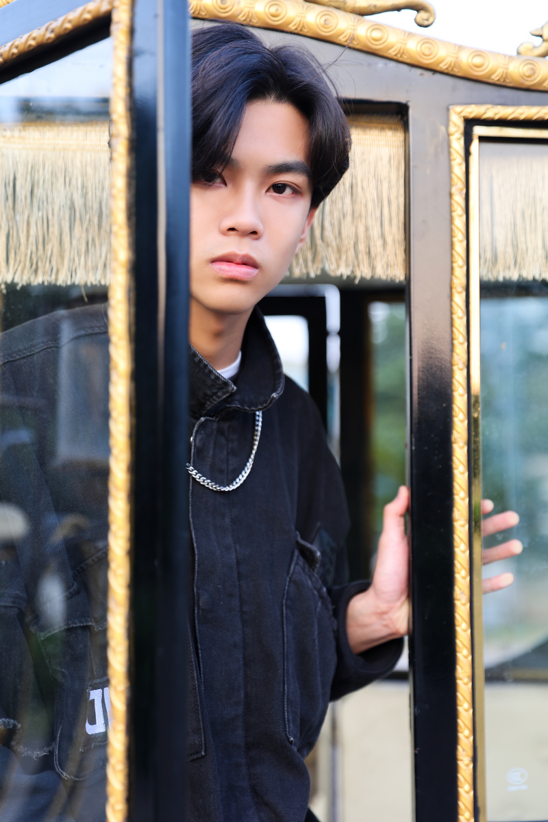 帅哥说他笑起来不好看第一次拍照有点紧张